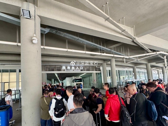  盛况空前！记者晒照：距离中澳之战还有三小时，现场记者已超百名