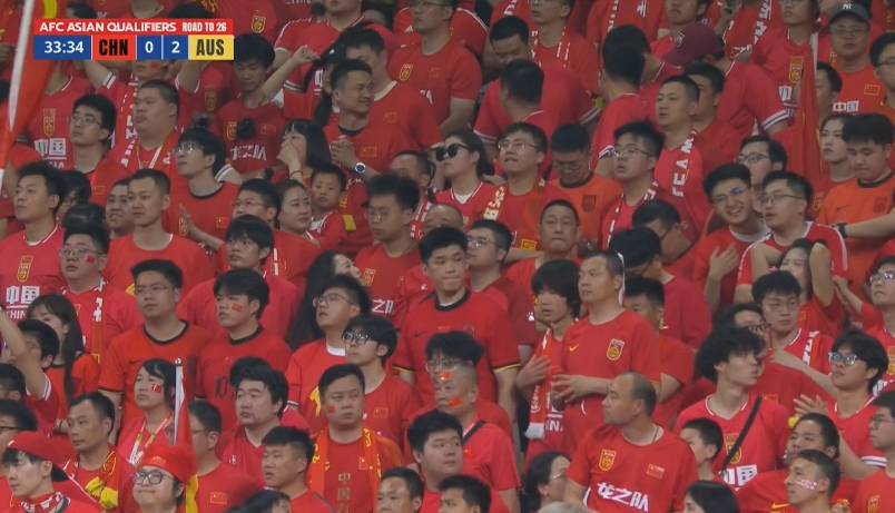 懵了...国足连丢两球&黄政宇王大雷低级失误,看台球迷眼神茫然